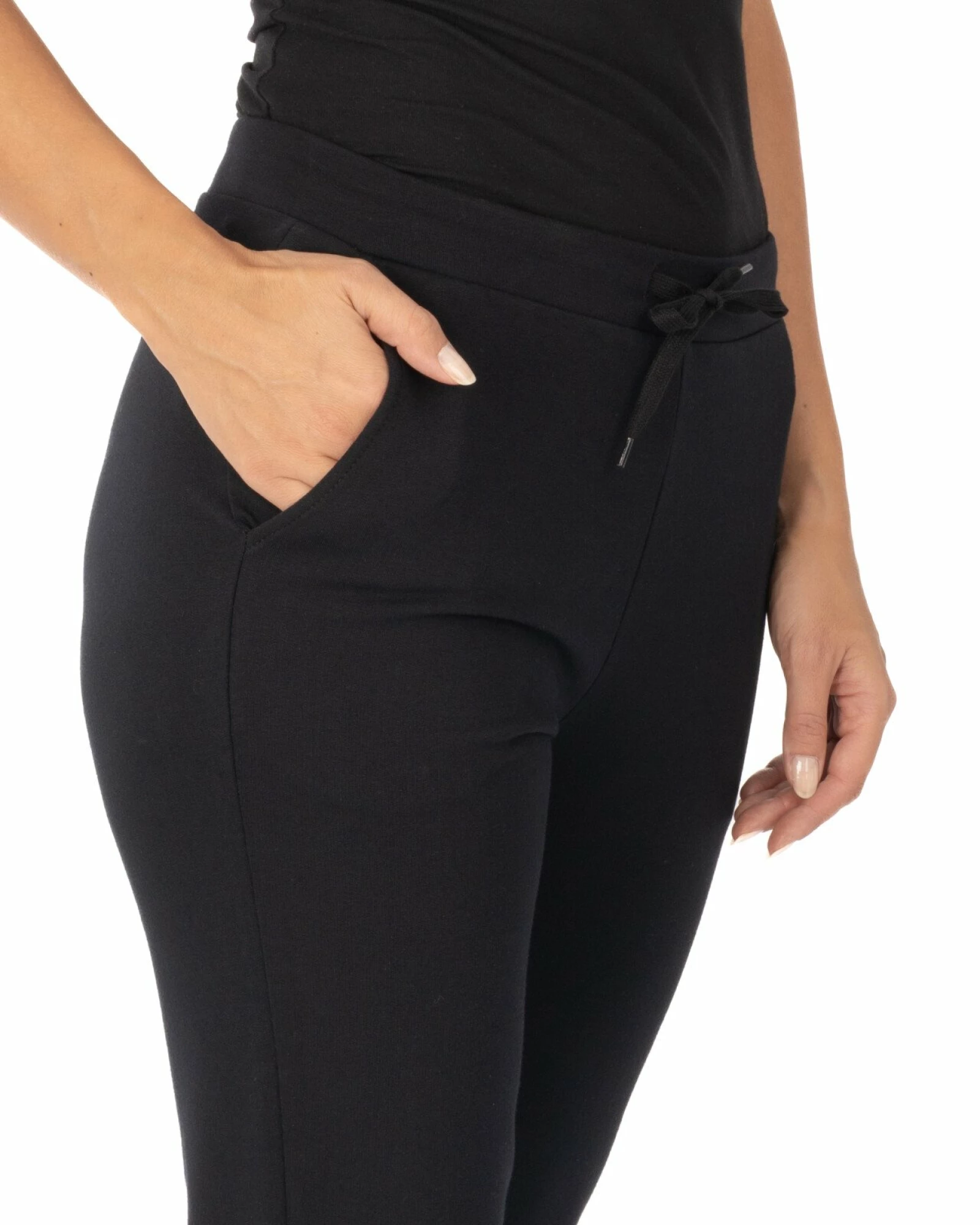 Pantaloni damă negri, croi conic, cu buzunare oblice și șnur