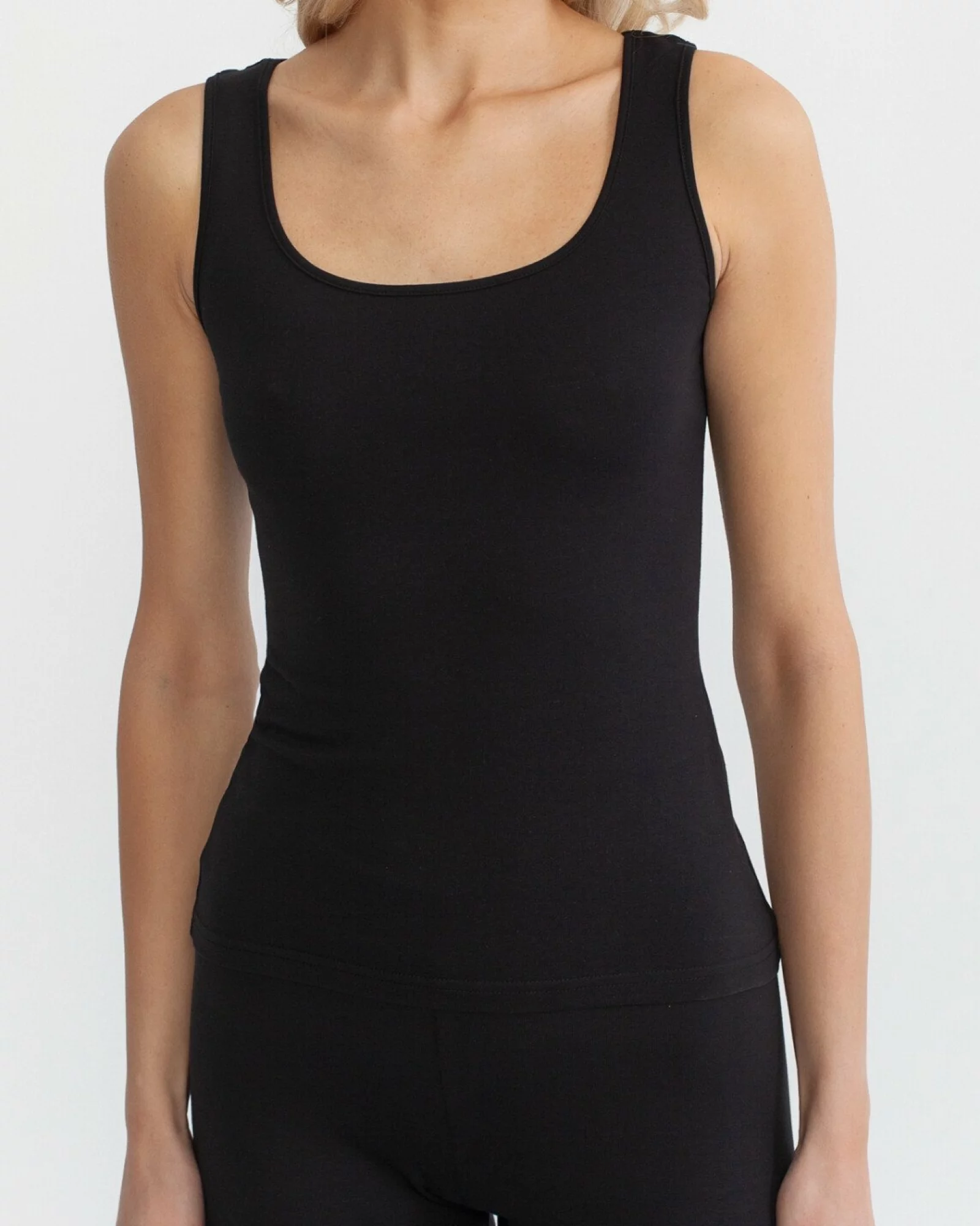 Maiou damă M.2001.Negru