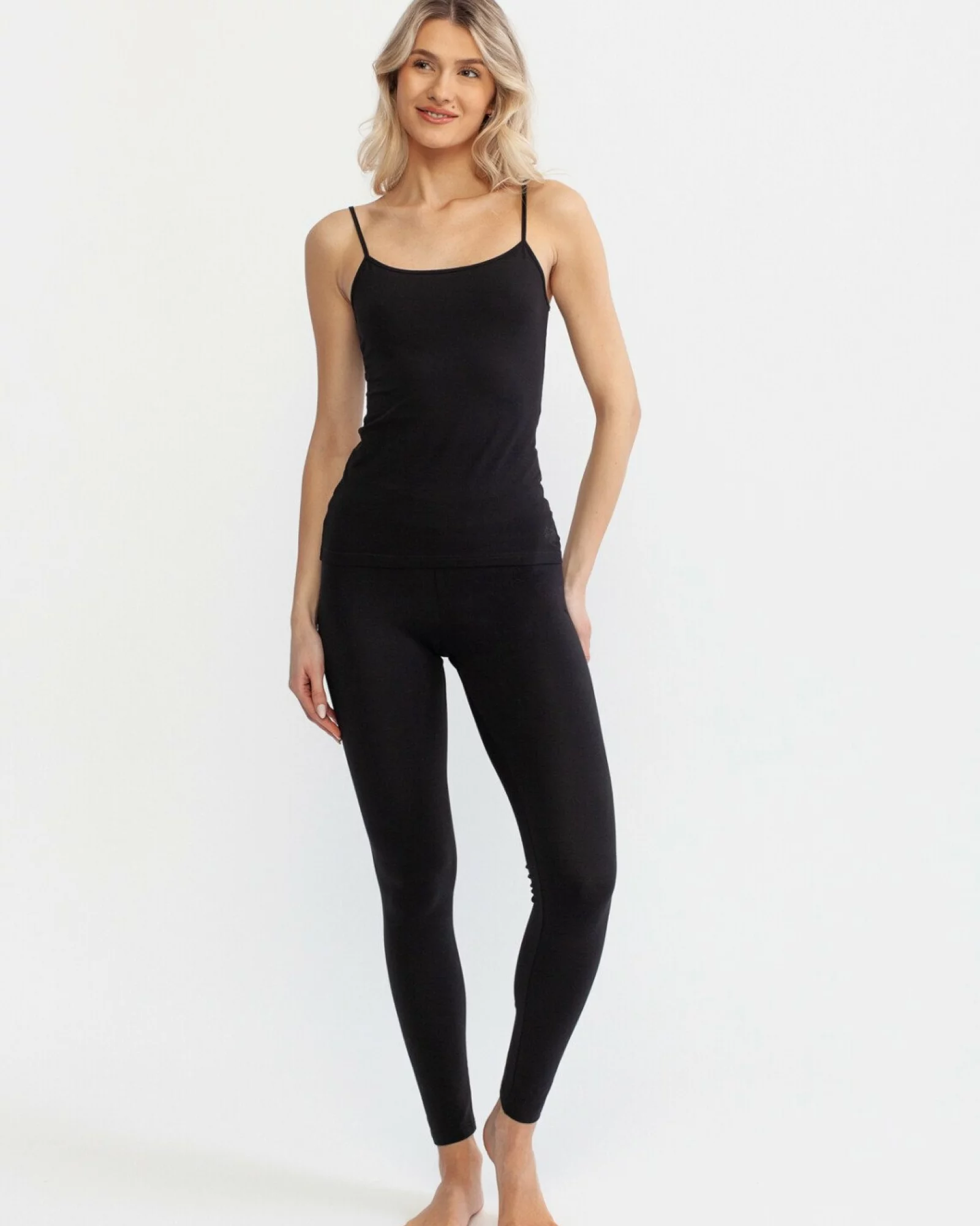 Maiou damă M.2002.Negru