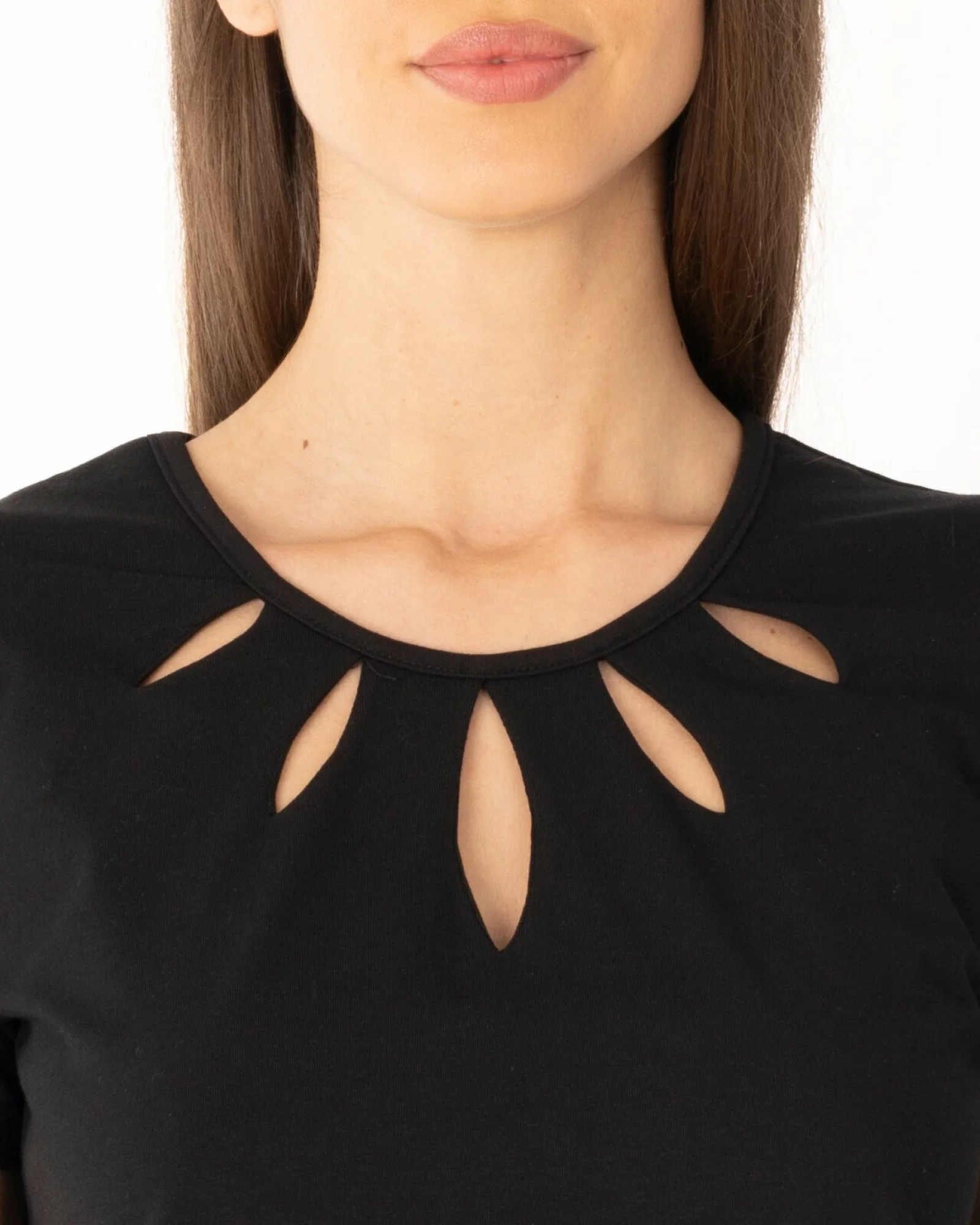 Tricou negru bumbac elastan cu decupaj la decolteu