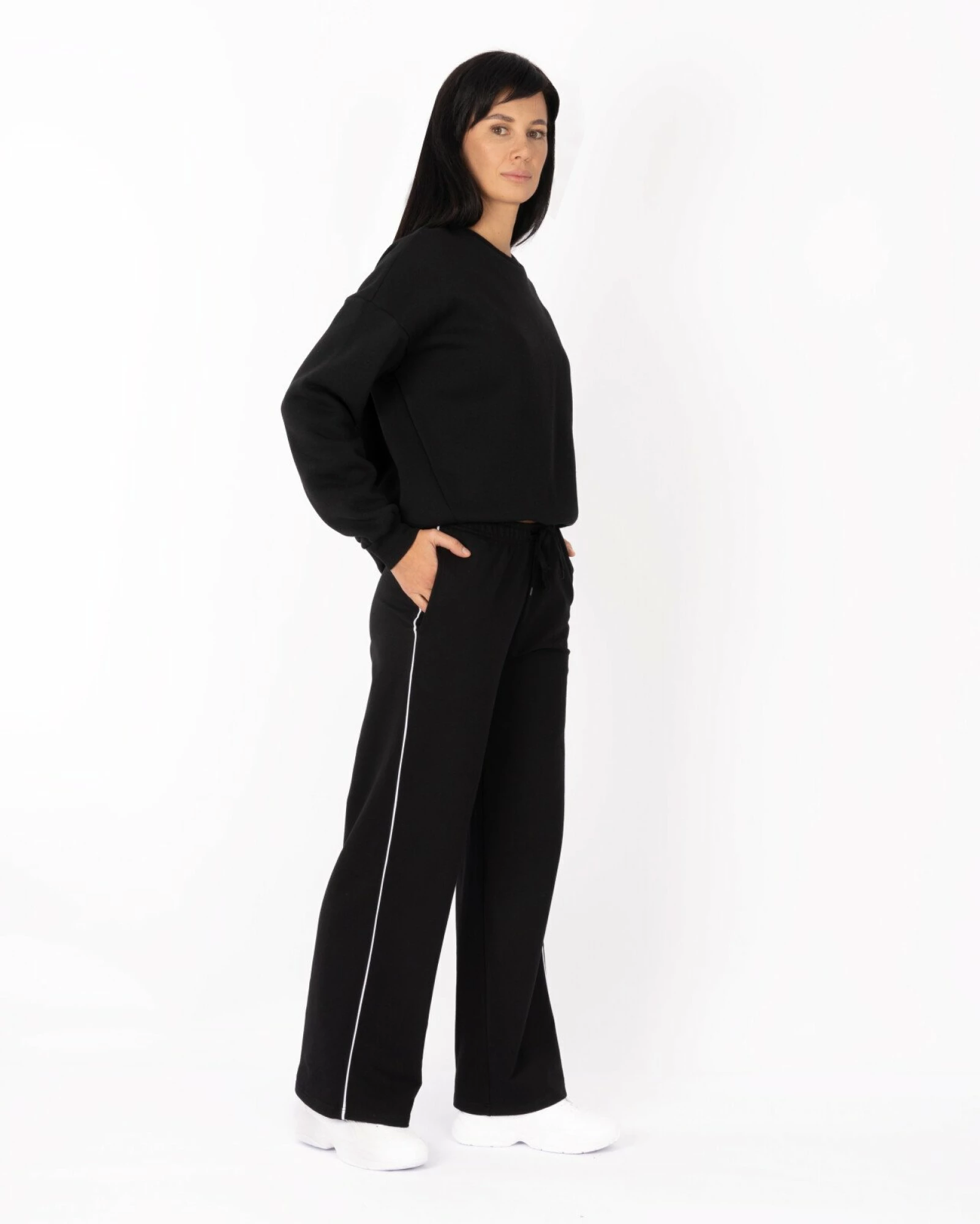 Pantaloni damă negri, croi larg drept, cu vipușcă albă