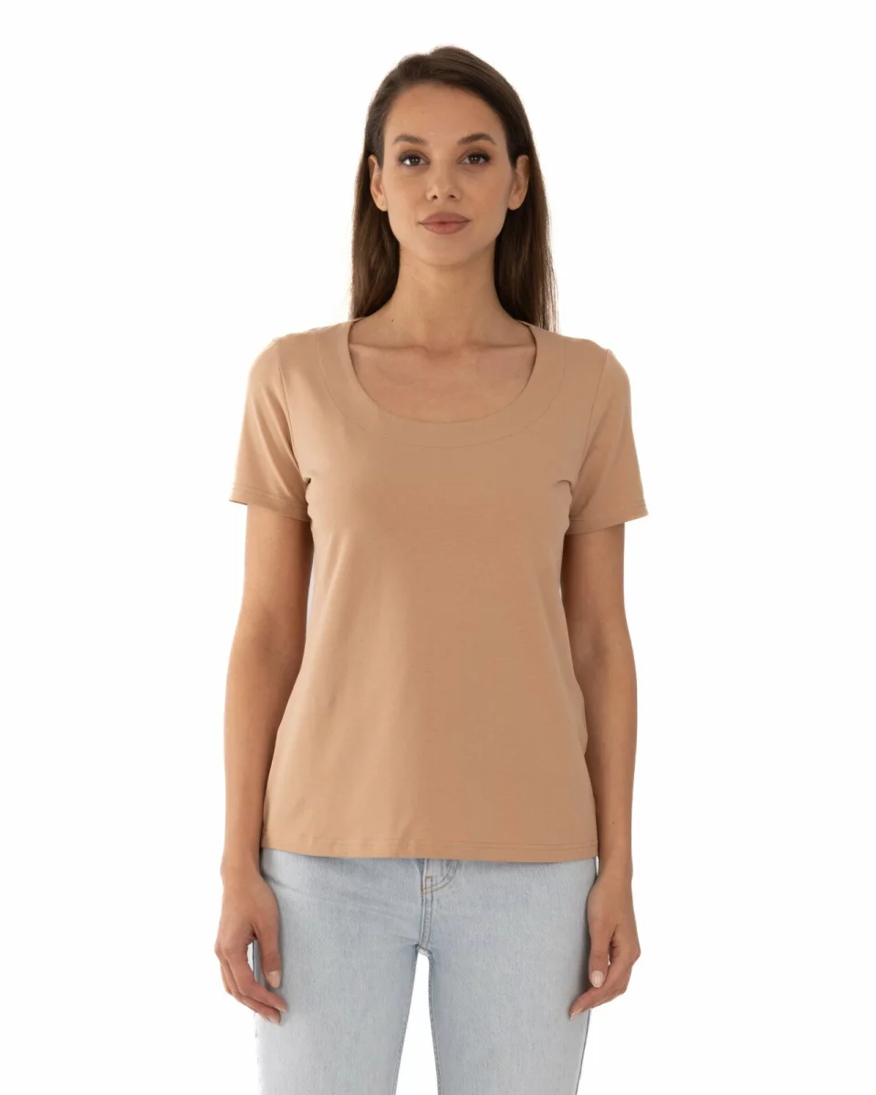 Tricou cappuccino din bumbac elastan cu decolteu conturat deschis