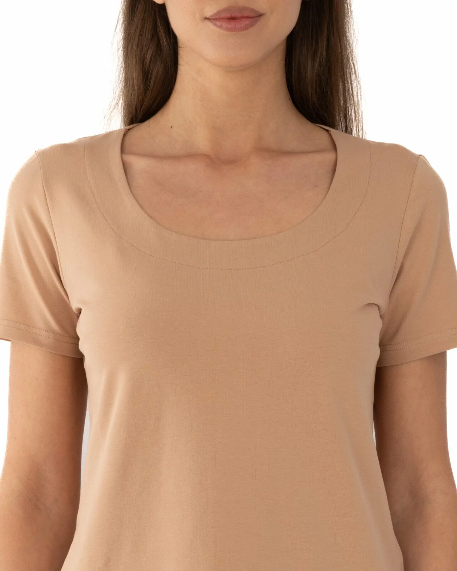 Tricou cappuccino din bumbac elastan cu decolteu conturat deschis