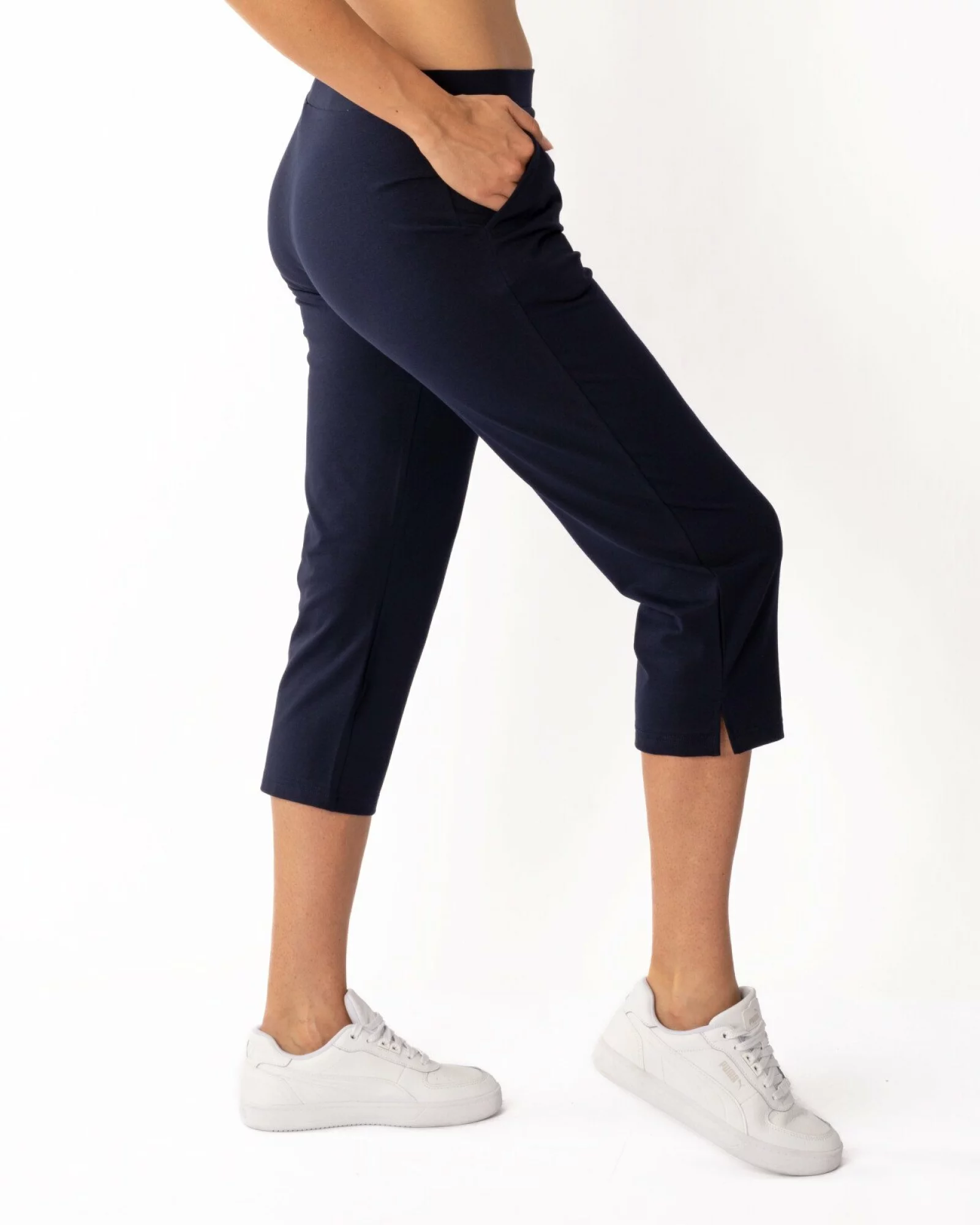 Pantaloni bleumarin 3/4 șliț lateral