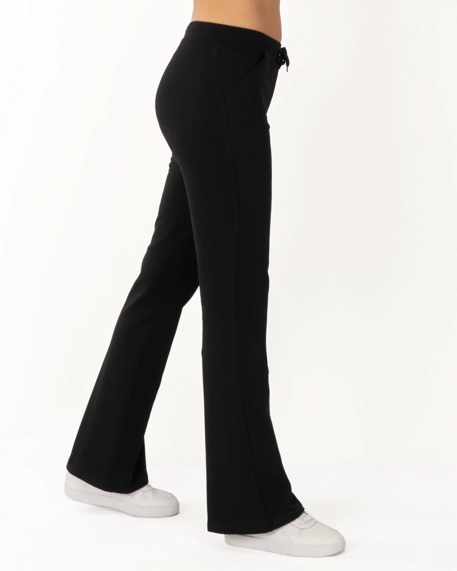 Pantaloni de trening negri evazați, interior buclat, cu buzunare aplicate