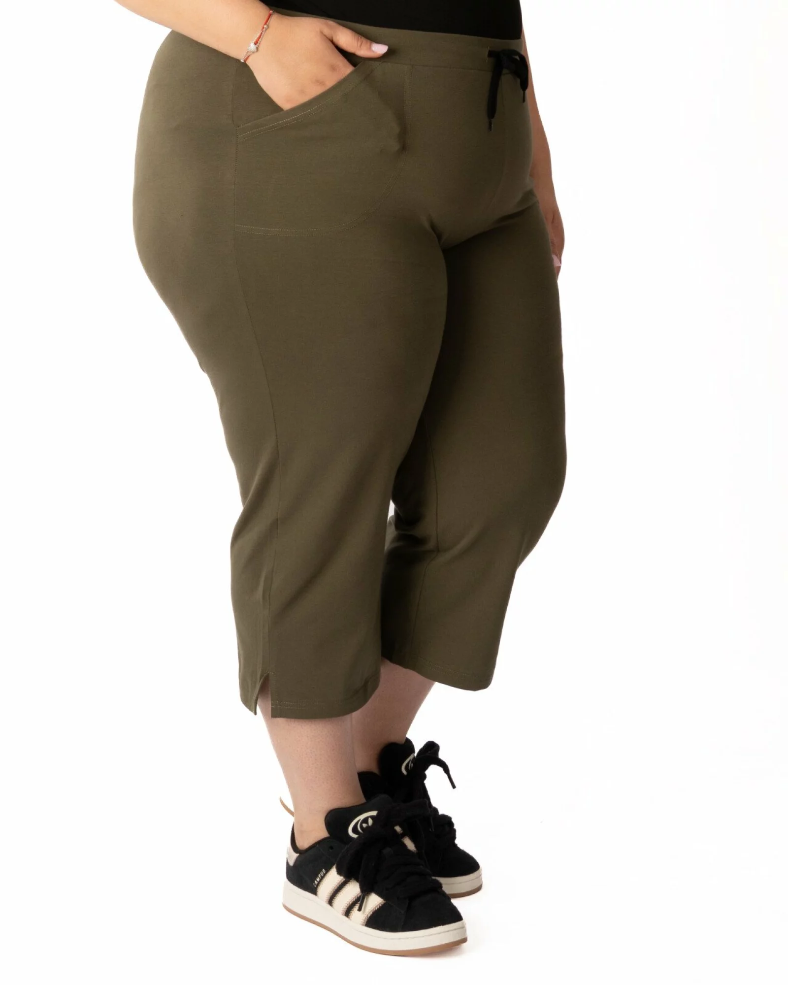 Pantaloni trei sferturi dama marimi mari kaki cu slit P.2215