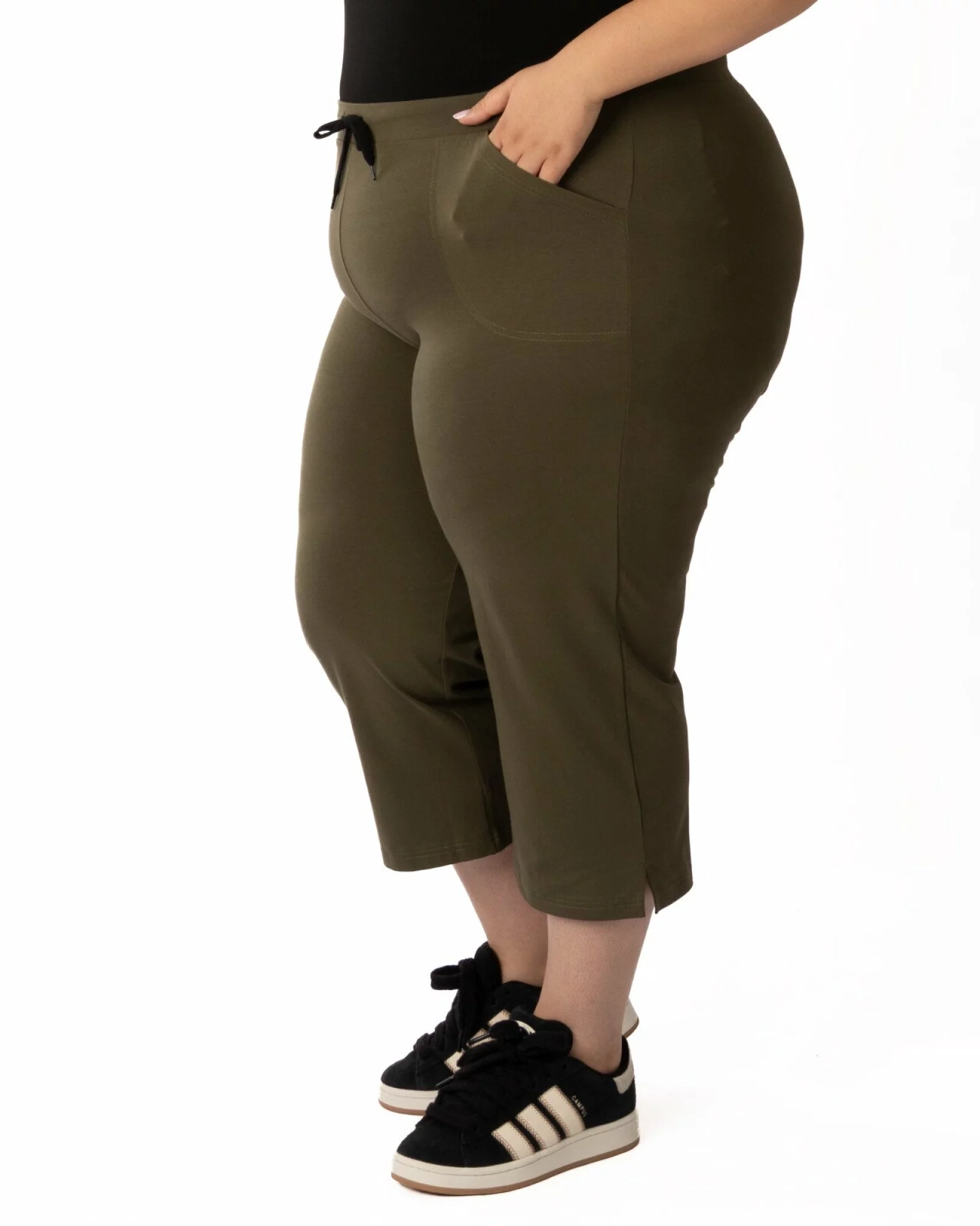Pantaloni trei sferturi dama marimi mari kaki cu slit P.2215