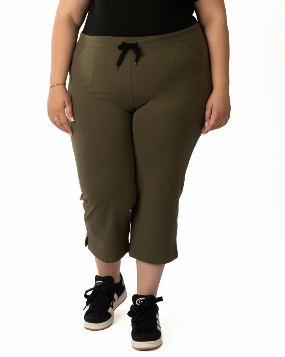 Pantaloni trei sferturi dama marimi mari kaki cu slit P.2215